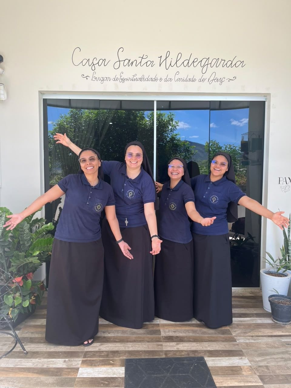 Irmãs Missionárias Beneditinas em Adoração, show após a Santa Missa